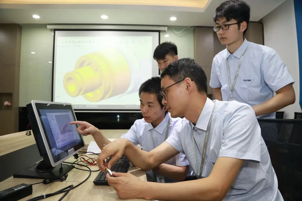 Keyto R And D System Deputy General Manager Xiao Qianyuan And His Colleagues Are Discussing The Problem Of Proportional Valve