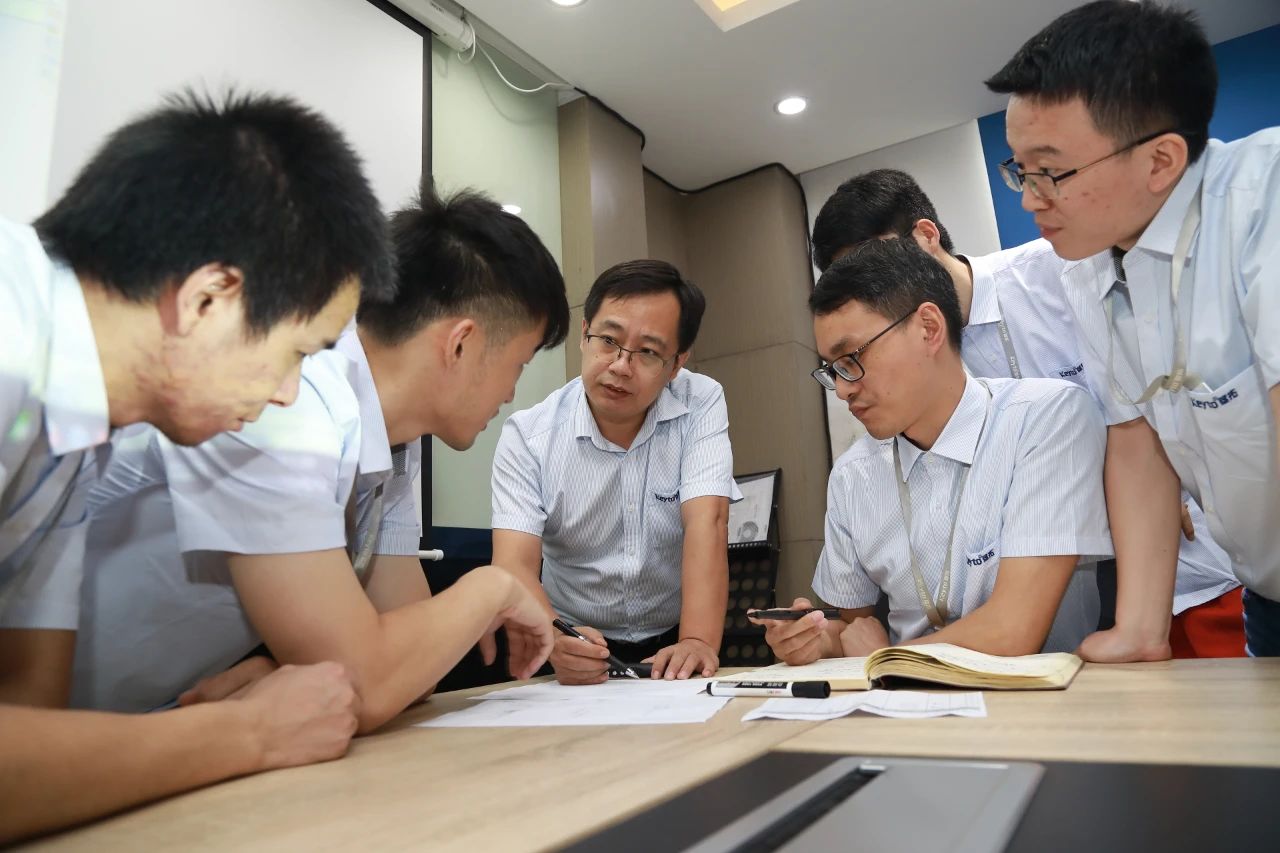 chairman-zhang-cheng-is-discussing-proportional-valve-technology-with-r&d-system-deputy-general-manager-xiao-qianyuan.jpg