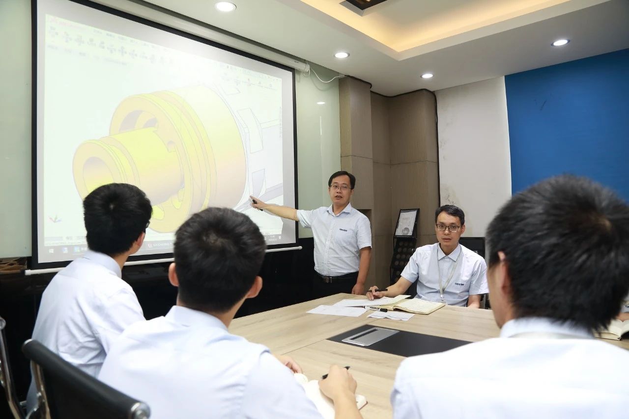 keyto-chairman-zhang-cheng-is-discussing-the-proportional-valve-structure-with-colleagues-in-r-and-d-department.jpg